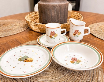 Vintage Calico Village aardewerk 14-delige set van David Carter Brown | 4 saladeborden, 3 kommen, 3 mokken, 3 schotels en een melkkannetje | Gemaakt in Japan