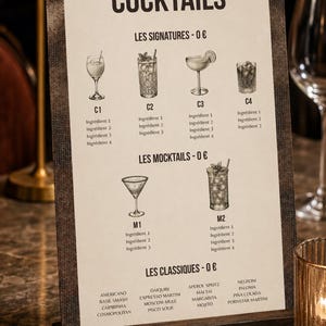 Peut inclure: Une carte de menu rectangulaire intitulée COCKTAILS avec une bordure texturée foncée. Elle présente les sections LES SIGNATURES, LES MOCKTAILS et LES CLASSIQUES, avec des dessins au trait noir et blanc de verres et des listes de boissons.