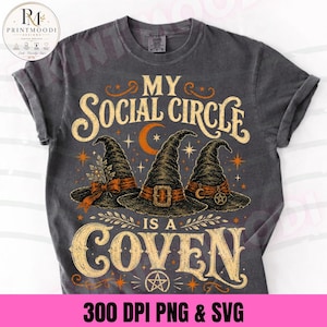以下が含まれることがあります： MY SOCIAL CIRCLE IS A COVENというテキストがプリントされたチャコールグレーのTシャツ。デザインには3つの黒い魔女の帽子、オレンジ色の三日月、オレンジ色の星が含まれています。帽子はリボン、バックル、五芒星で装飾されています。