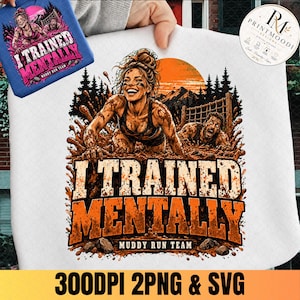 Könnte beinhalten: Ein weißes T-Shirt mit einer Grafik von zwei schlammbedeckten Personen, die durch einen Hindernisparcours kriechen. Das Design zeigt einen Sonnenuntergang, Berge, Tannen und den orange-weißen Text I TRAINED MENTALLY MUDDY RUN TEAM.