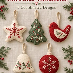 Op de afbeelding: Vijf vilten kerstornamenten met Scandinavische ontwerpen: een ster, boom, vogel, klok en cirkel. De tekst luidt Nordic Felt Christmas Ornaments, 5 Coordinated Designs en Digital Pattern Set. Elk ornament heeft een lus om op te hangen.