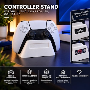 Puede incluir: Un soporte blanco para mando de videojuegos con una ranura rectangular para gráficos personalizados. El soporte sostiene un mando blanco y negro. Los recuadros muestran el soporte con diseños de montaña y sol rojo y el texto: CONTROLLER STAND.