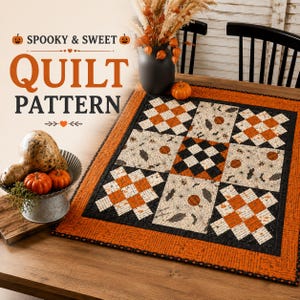 Peut inclure: Un quilt carré présentant un motif en grille de neuf blocs avec des carrés alternés à damier orange et blanc et des carrés crème décorés de toiles d'araignées noires, de chauves-souris et de citrouilles orange. Le texte indique SPOOKY & SWEET QUILT PATTERN.