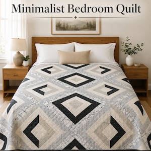Puede incluir: Una colcha con un patrón geométrico de diamantes en tonos negro, gris y blanco. El diseño incluye bloques sólidos y secciones grises texturizadas y jaspeadas. El texto Minimalist Bedroom Quilt está impreso en la parte superior de la imagen.