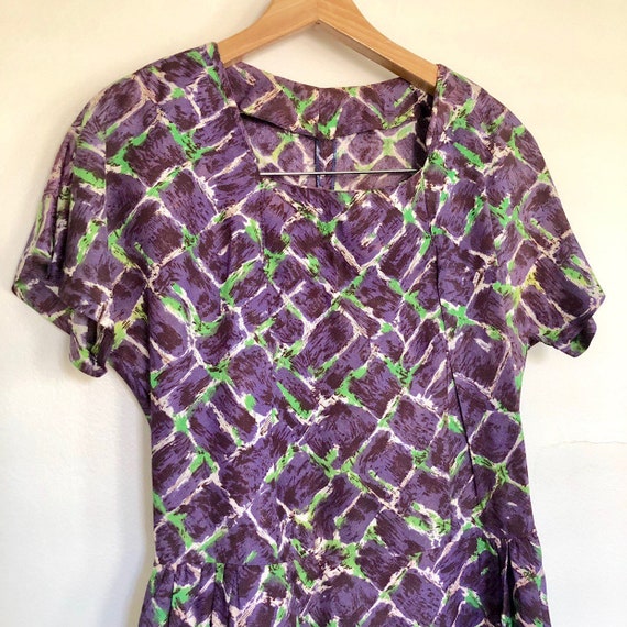 50s 60s Green and Purple Abstract Print Wiggle Dr… - image 4