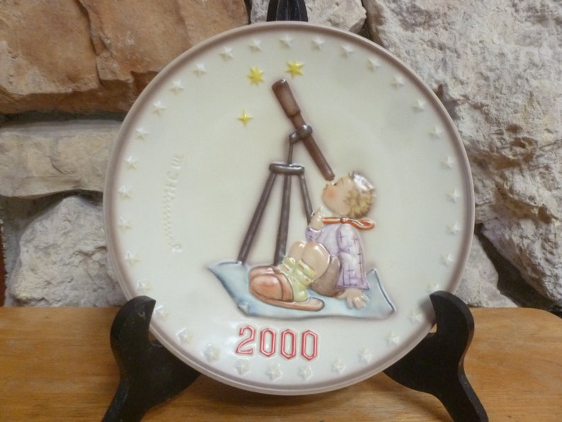 Goebel M J Hummel Star Gazer plate issued 1999 for 2000 NIB