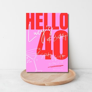 Puede incluir: Una tarjeta de invitación de cumpleaños rectangular con fondo rosa brillante. El texto dice HELLO Lucy's 40th Birthday! Saturday, July 1 at 7PM. El diseño presenta los números 40 grandes en rojo, una copa de martini en línea blanca y estrellas.