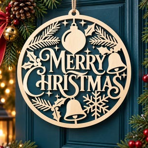 以下が含まれることがあります： Merry Christmasの文字、中央のオーナメントボール、2つのベル、ヒイラギの葉、雪の結晶がレーザーカットされた、明るい色の木製円形オーナメント。ジュート麻の紐で吊り下げられるようになっています。
