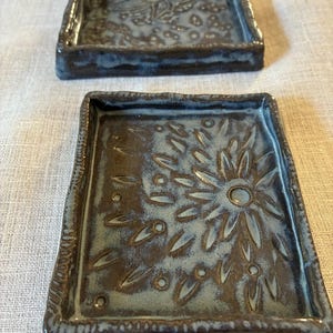 Juego de 2 platos rectangulares de gres hechos a mano, bandeja de cerámica tallada con motivos florales.