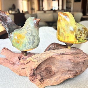 Handgjorda keramiska fåglar på drivved | Skulptur i stengods med reaktiv glasyr (naturinspirerad)