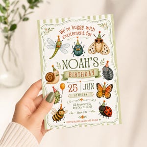 Peut inclure: Une carte d'invitation d'anniversaire rectangulaire avec des illustrations à l'aquarelle d'insectes portant des chapeaux de fête. Le texte indique We're buggy with excitement for Noah's Birthday, 25 JUN, AT FIVE PM, 123 Anywhere St, Any City, ST 12345, RSVP 01/01/2026.