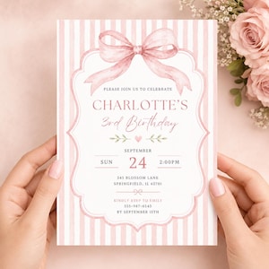 Può includere: Un invito di compleanno rettangolare con uno sfondo a righe verticali rosa chiaro e bianco. Un grande fiocco rosa ad acquerello si trova sopra una cornice decorativa contenente il testo: Charlotte's 3rd Birthday, September 24, 2:00PM, 345 Blossom Lane, Springfield, IL 62701, e i dettagli RSVP.