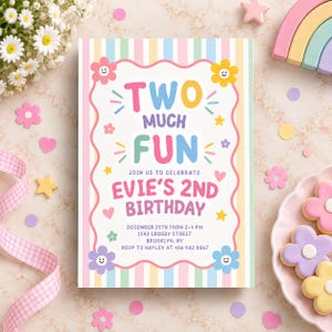 Op de afbeelding: Een rechthoekige verjaardagsuitnodigingskaart met een pastelkleurige verticaal gestreepte achtergrond. De tekst luidt: TWO MUCH FUN, JOIN US TO CELEBRATE EVIE'S 2ND BIRTHDAY, DECEMBER 20TH FROM 2-4 PM, 1543 CROSBY STREET, BROOKLYN, NY, RSVP TO HAYLEY AT 456 982 0867.