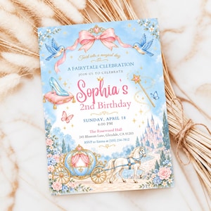 Puede incluir: Una tarjeta de invitación rectangular para el 2º cumpleaños de Sophia con un fondo de cielo azul claro, un lazo rosa, dos pájaros azules, un zapato de cristal sobre un cojín rosa, una varita mágica, un carruaje y un castillo con texto.