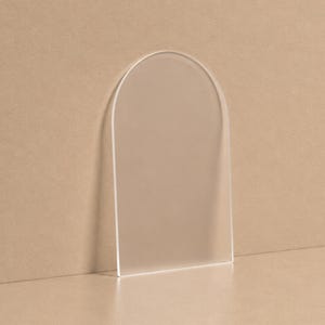 Könnte beinhalten: Ein transparentes, bogenförmiges Schild aus Acryl mit einer glatten, flachen Oberfläche. Die Unterkante ist gerade, während die Oberkante eine abgerundete, halbkreisförmige Kurve aufweist. Der Text snijlijn ist unten rechts in Schwarz gedruckt.