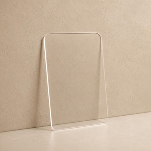 Könnte beinhalten: Ein rechteckiger Schildhalter aus klarem Acryl mit abgerundeten Ecken. Die transparente Platte hat ein glattes, poliertes Kantendesign. Das Wort snijlijn ist in kleinen schwarzen Kleinbuchstaben in der unteren rechten Ecke abgebildet.