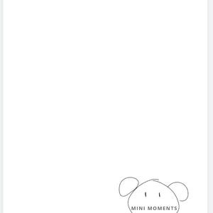 Peut inclure: Une page rectangulaire blanche présentant un dessin au trait noir simple d'un personnage rond avec deux petites oreilles dans le coin inférieur droit. Le texte MINI MOMENTS est imprimé en lettres capitales noires à l'intérieur, Page 1 / 47 en bas.