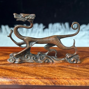 Escultura de dragón nube de latón vintage, adorno de escritorio chino Loong, soporte para papel higiénico con forma de mascota para té, coleccionable.