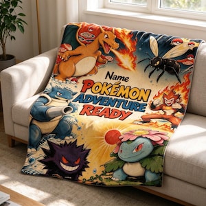Könnte beinhalten: Eine Plüschdecke mit einem farbenfrohen Grafikdruck verschiedener Pokémon-Charaktere, darunter Glurak, Turtok, Gengar und Bisaflor. Der Text lautet Name POKÉMON ADVENTURE READY in fetter, stilisierter Schrift vor einem warmen, sonnigen Hintergrund.