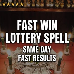 Puede incluir: Cuatro velas verdes en soportes de vidrio transparente dispuestas alrededor de un montón central de billetes de cien dólares. El texto FAST WIN LOTTERY SPELL SAME DAY FAST RESULTS está superpuesto en blanco. Cinco estrellas doradas son visibles.