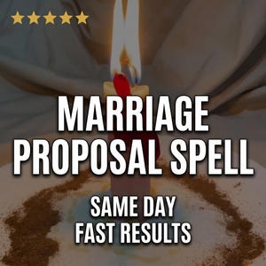 Puede incluir: Una vela encendida con un corazón de cera roja adherido, rodeada por un anillo de polvo marrón sobre una superficie blanca. El texto dice MARRIAGE PROPOSAL SPELL, SAME DAY, FAST RESULTS, con cinco estrellas doradas arriba.
