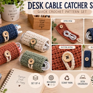 Peut inclure: Un ensemble de quatre serre-câbles de bureau au crochet en bleu marine, crème, rouille et vert sauge. Chaque enveloppe rectangulaire possède une fermeture à bouton en bois clair pour maintenir les câbles. L'image contient des textes comme Desk Cable Catcher Set, Open View, Closed View, Button Detail, et All Four Colours, avec des icônes indiquant un niveau débutant et l'utilisation de restes de laine.
