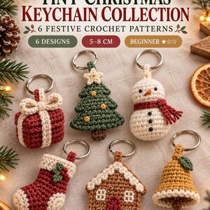 Op de afbeelding: Een collectie van zes gehaakte sleutelhangers met feestelijke ontwerpen, waaronder een rood cadeau, een groene kerstboom, een witte sneeuwpop, een rode kerstsok, een bruin peperkoekhuisje en een gele bel. Tekst Tiny Christmas Keychain Collection.