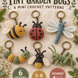 Op de afbeelding: Zes gehaakte sleutelhangers in de vorm van tuininsecten, waaronder een bij, lieveheersbeestje, libel, rups en sprinkhaan. De tekst luidt Tiny Garden Bugs, 6 Mini Crochet Patterns, 6 Designs, 5-8 cm, en Beginner.