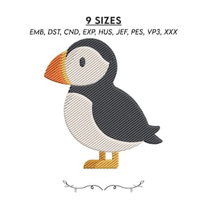 Könnte beinhalten: Ein Stickmuster eines Papageientauchers mit schwarzem Rücken, weißer Brust und orangefarbenem Schnabel. Der Text 9 SIZES und die Dateiformate EMB, DST, CND, EXP, HUS, JEF, PES, VP3, XXX stehen darüber, mit einer Verzierung am unteren Rand.
