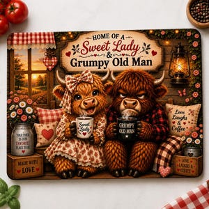 Pode incluir: Uma tábua de corte retangular de vidro com uma ilustração de duas vacas Highland, uma com um laço e uma caneca com Sweet Lady, a outra com uma caneca com Grumpy Old Man, e o texto Home of a Sweet Lady & Grumpy Old Man.