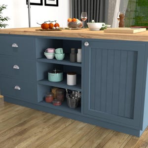 Peut inclure: Un îlot de cuisine bleu avec un plan de travail en bois clair, comprenant trois tiroirs avec des poignées argentées à gauche, des étagères ouvertes au centre avec divers ustensiles, et une porte de placard à panneaux verticaux à droite.
