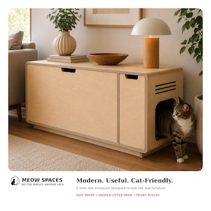 Puede incluir: Un mueble de madera clara para caja de arena de gato con un gabinete rectangular, una entrada lateral, un panel de acceso frontal y ranuras de ventilación horizontales. Un gato atigrado está junto al mueble, que tiene una lámpara encima.