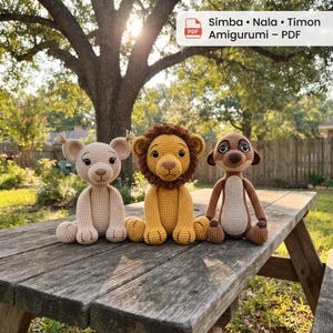 Op de afbeelding: Drie gehaakte knuffels, waaronder een lichtbeige leeuwin, een goudgele leeuw met donkerbruine manen en een bruin stokstaartje met een crèmekleurige buik. Een wit label in de hoek toont de tekst Simba • Nala • Timon Amigurumi – PDF.