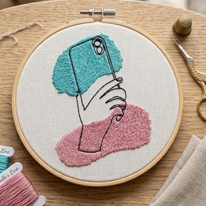 Borduurpatch met lijntekening van een telefoon in de hand | Minimalistisch technisch ontwerp (digitale download)