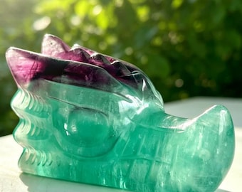Tête de dragon sculptée à la main en fluorite verte naturelle de 11,2 cm (4,4 pouces), crâne en cristal de quartz, sculpture animale en cristal, décoration intérieure, soin Reiki, cadeau en cristal énergétique