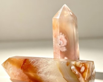 Tour sculptée à la main en agate Sakura naturelle (8 cm et plus), pointe en cristal de roche, obélisque en agate florale, décoration intérieure, soin Reiki, cadeau en cristal énergétique (1 pièce)