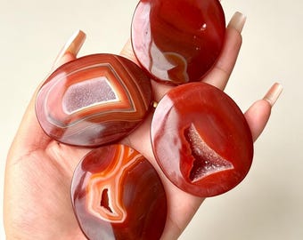 Pierre de poche en agate rouge naturelle sculptée à la main (6 cm et plus), pierre de cristal de quartz, géode d'agate de haute qualité, pierre anti-stress, guérison Reiki, cadeau en cristal énergétique (1 pièce)