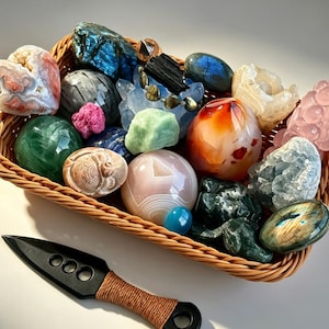 Presentask med naturliga mystiska kristaller, mysterieask med ofullkomlig kristallkvarts, set med lyckokristaller, snidade stenar och mineraler, reiki-healing, kristallpresent