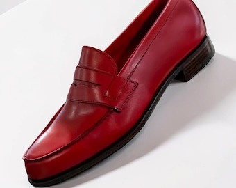 Mocassini da uomo in pelle rossa fatti a mano, modello slip-on, eleganti, adatti per lavoro e matrimoni.