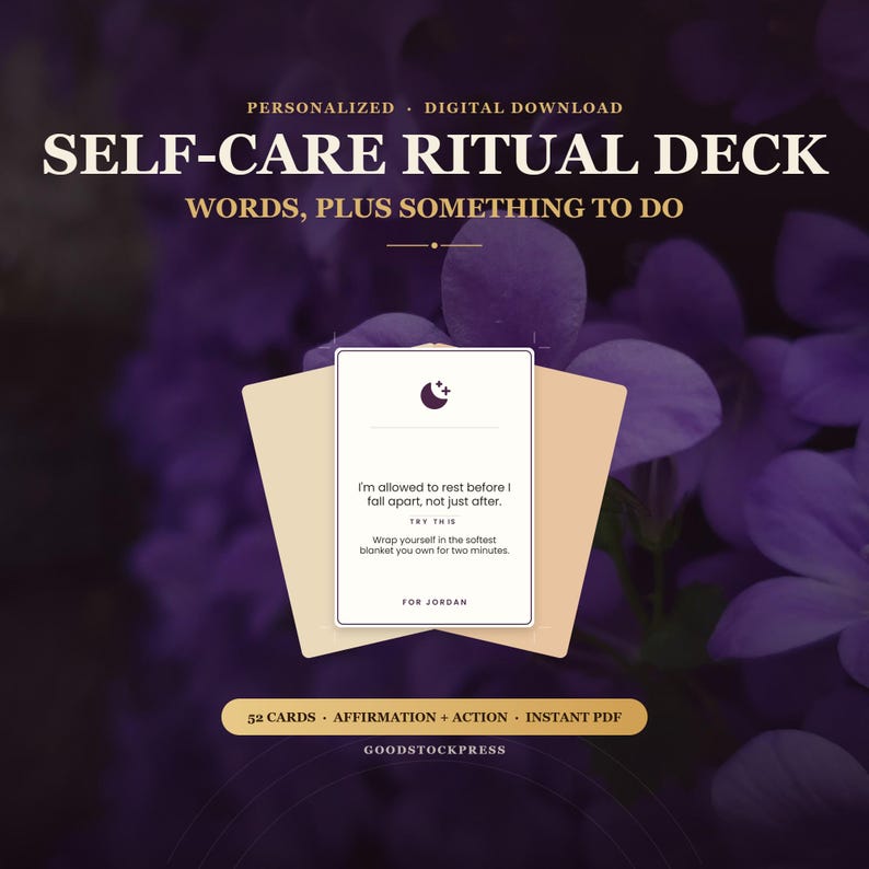 K&ouml;nnte beinhalten: Ein digitales Selbstpflege-Ritual-Kartendeck mit 52 Karten mit Affirmationen und Aktionen. Die mittlere Karte zeigt ein Mondsymbol, den Text 'I'm allowed to rest before I fall apart, not just after', 'Try this' und 'For Jordan' in Dunkelviolett auf wei&szlig;em Hintergrund.