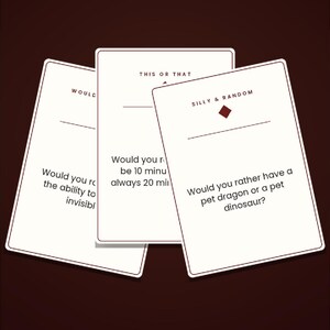 K&ouml;nnte beinhalten: Drei wei&szlig;e, rechteckige Spielkarten mit dunkelrotem Text und Rand. Die Karten zeigen Kategorien wie This or That und Silly & Random sowie Fragen wie Would you rather have a pet dragon or a pet dinosaur?, die auf ihnen aufgedruckt sind.