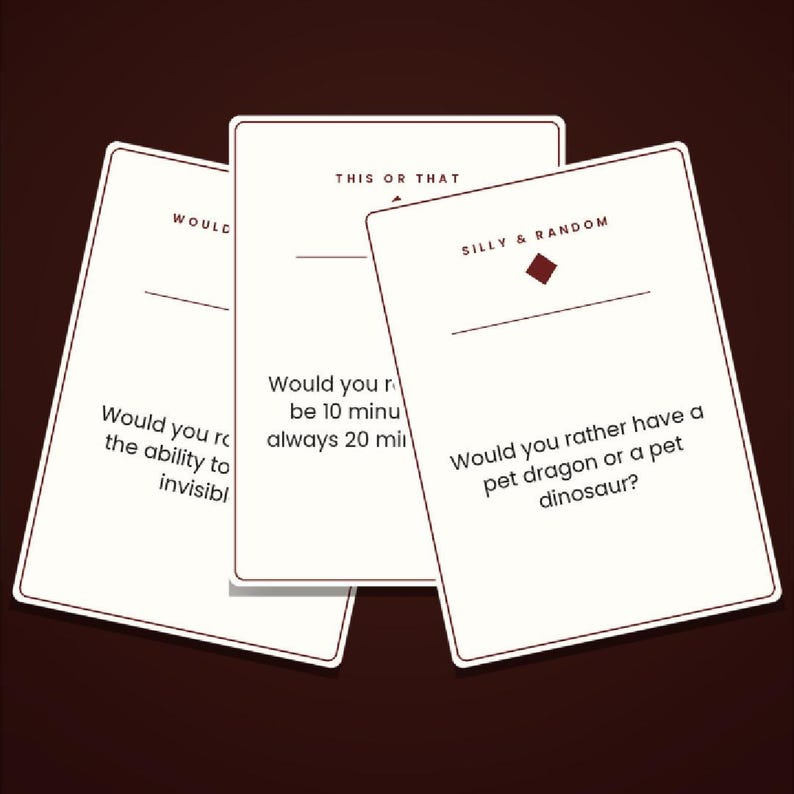 K&ouml;nnte beinhalten: Drei wei&szlig;e, rechteckige Spielkarten mit dunkelrotem Text und Rand. Die Karten zeigen Kategorien wie This or That und Silly & Random sowie Fragen wie Would you rather have a pet dragon or a pet dinosaur?, die auf ihnen aufgedruckt sind.