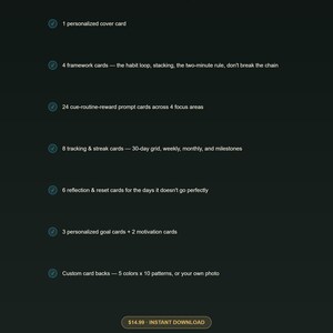 K&ouml;nnte beinhalten: Eine schwarze Informationskarte mit wei&szlig;em Text unter dem Titel What You Get. Sie listet Komponenten auf: 1 personalisierte Deckkarte, 4 Rahmenkarten, 24 Cue-Routine-Reward-Prompt-Karten, 8 Tracking- und Streak-Karten, 6 Reflexions- und Reset-Karten, 3 Zielkarten, 2 Motivationskarten und benutzerdefinierte Kartenr&uuml;ckseiten.