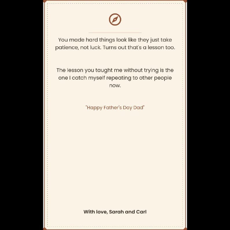 Puede incluir: Una tarjeta rectangular de color crema con un icono de br&uacute;jula marr&oacute;n en la parte superior. El texto dice: You made hard things look like they just take patience, not luck. Turns out that's a lesson too. Happy Father's Day Dad. With love, Sarah and Carl.