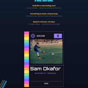 Op de afbeelding: Een digitaal verzamelkaart-sjabloon met een voetballer in actie op een groen veld. De kaart bevat de tekst "SOCCER", het getal "8", de naam "Sam Okafor", "Northside FC", "Midfielder" en "2026", met een regenboogkleurige rand aan de zijkant.