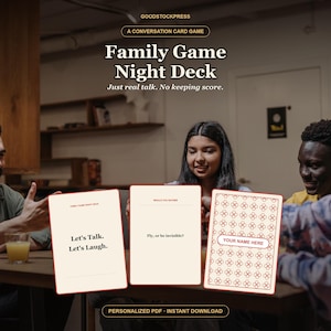 K&ouml;nnte beinhalten: Ein Set aus drei rechteckigen Gespr&auml;chskarten f&uuml;r ein Spiel namens Family Game Night Deck. Die Karten haben einen cremefarbenen Hintergrund mit dunklem Text, darunter Phrasen wie Let's Talk. Let's Laugh., Would You Rather und ein personalisierbares Namensfeld.