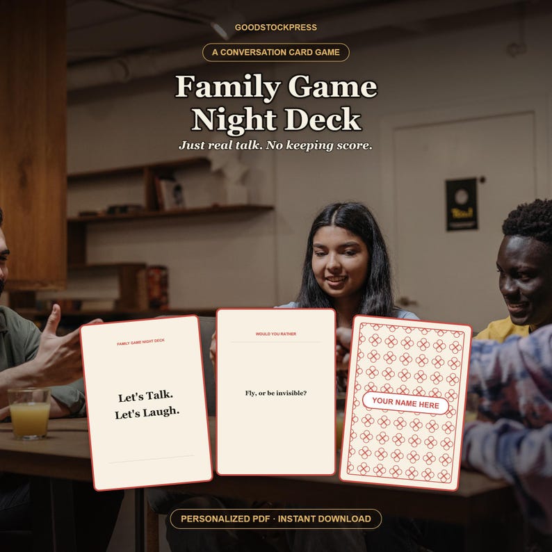 K&ouml;nnte beinhalten: Ein Set aus drei rechteckigen Gespr&auml;chskarten f&uuml;r ein Spiel namens Family Game Night Deck. Die Karten haben einen cremefarbenen Hintergrund mit dunklem Text, darunter Phrasen wie Let's Talk. Let's Laugh., Would You Rather und ein personalisierbares Namensfeld.