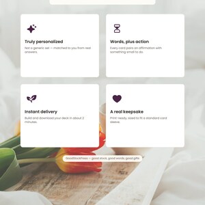 K&ouml;nnte beinhalten: Eine Infografik mit dem Titel Why It Works: A deck you'll use. Sie enth&auml;lt vier wei&szlig;e K&auml;stchen mit dunkelvioletten Symbolen und Text: Truly personalized, Words, plus action, Instant delivery und A real keepsake. Der untere Text lautet GoodStockPress.
