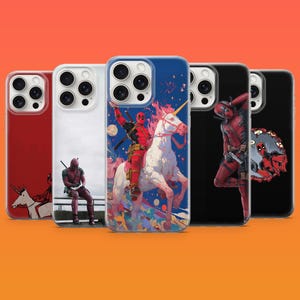 Könnte beinhalten: Fünf Smartphone-Hüllen mit Deadpool-Grafiken. Eine Hülle zeigt Deadpool auf einem weißen Einhorn, eine andere Deadpool auf einem Sims sitzend, eine dritte Deadpool auf einem Einhorn, eine vierte Deadpool stehend und die letzte Deadpool in einem Loch.