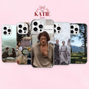 Op de afbeelding: Vijf smartphonehoesjes met Outlander-thema, waaronder een portret van een man in een beige overhemd, een koppel in een landschap, een collage van Schots-geïnspireerde elementen en een uitzicht op een boom en bergen onder een bewolkte lucht.